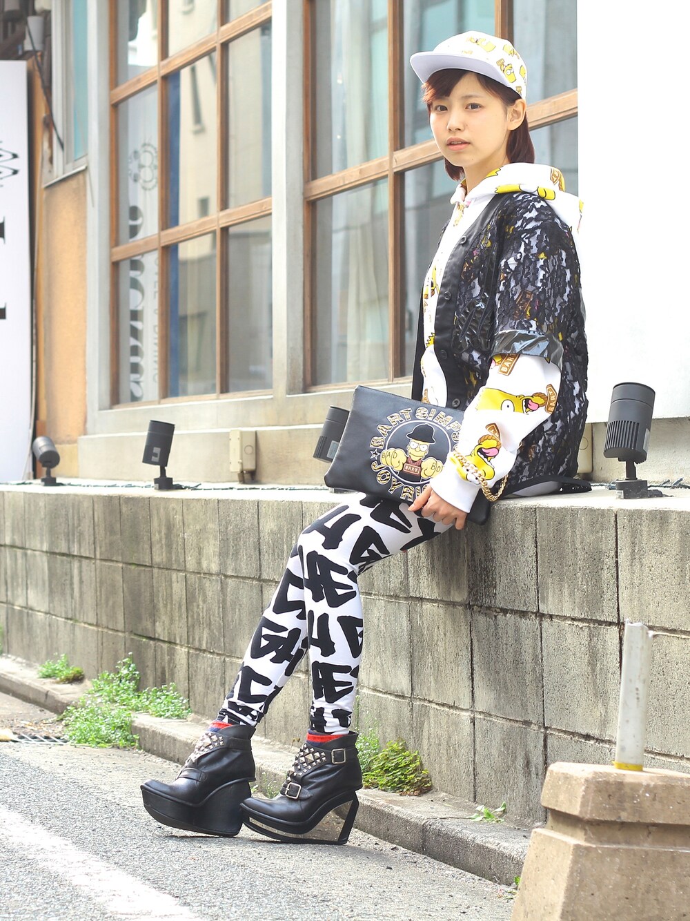「ストリート、JEREMY SCOTT、JOYRICH」｜「JOYRICHの【JOYRICH × The Simpsons】Bart Face Hoodie / WHT（パーカー、ホワイト系）」を使った、wizART(d)さん（レディース・168cm）の春コーディネートの1枚目の写真