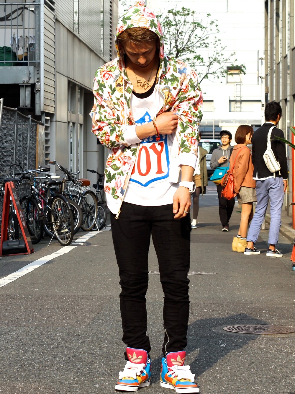 「スキニーパンツ、パーカー、adidas、スポーツミックス、タンクトップ、JEREMY SCOTT、JOYRICH、adidas Originals by JEREMY SCOTT、DISSBORN、JEREMYSCOTT」｜「JOYRICHの【JOYRICH】Angelic Rich Floral Hoodie / WHITE（パーカー、ホワイト系）」を使った、wizART(d)さん（メンズ・183cm）の春コーディネートの1枚目の写真