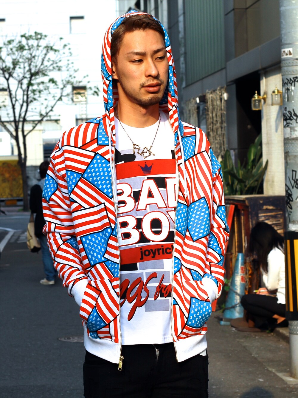 「ネックレス、TEE、パーカー、street、スポーツmix、JOYRICH、青×白、ジョイリッチ(JOYRICH)、青×赤、フーディー」｜「【JOYRICH】Rich Land Hoodie（パーカー、ホワイト系）」を使った、wizART(d)さん（メンズ・183cm）の春コーディネートの1枚目の写真
