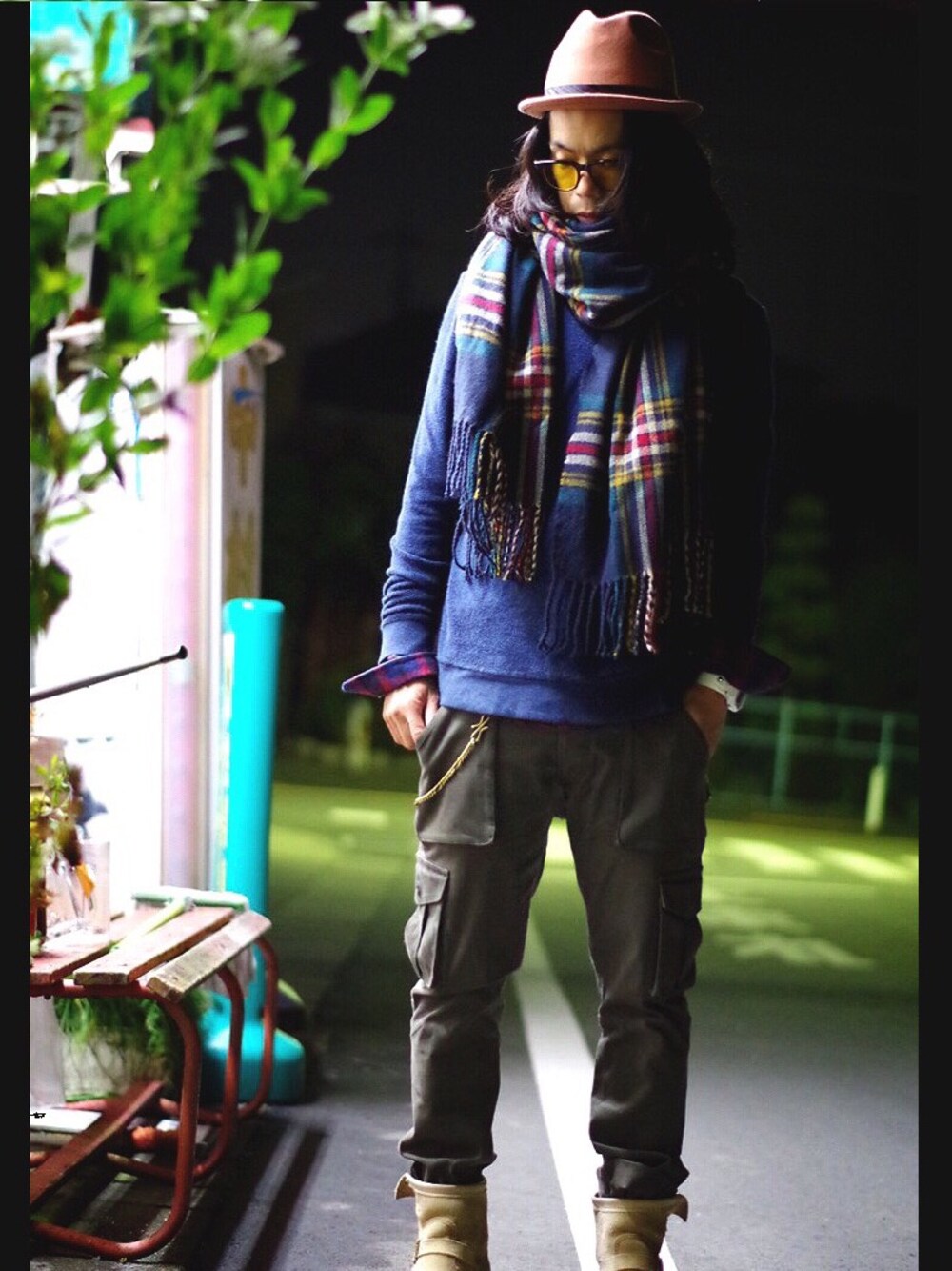 「無地スウェット、カーキのカーゴパンツ、大判ストール、ハット」｜「KATHARINE HAMNETT LONDON のFELT SOFT HAT / フェルトハット（ハット、ベージュ系）」を使った、タケダヒロタカ★★★さん（メンズ・164cm）の秋コーディネートの1枚目の写真