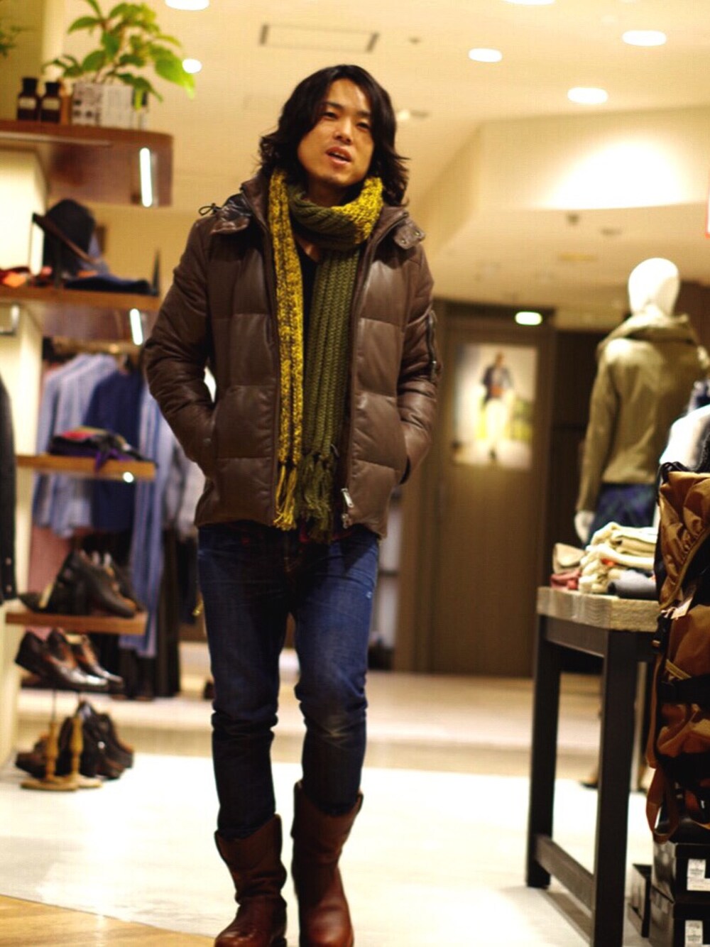 ブラウン系のダウンジャケット/コート、グリーン系のストール/ショールを着用したメンズの冬コーディネートの1枚目の写真