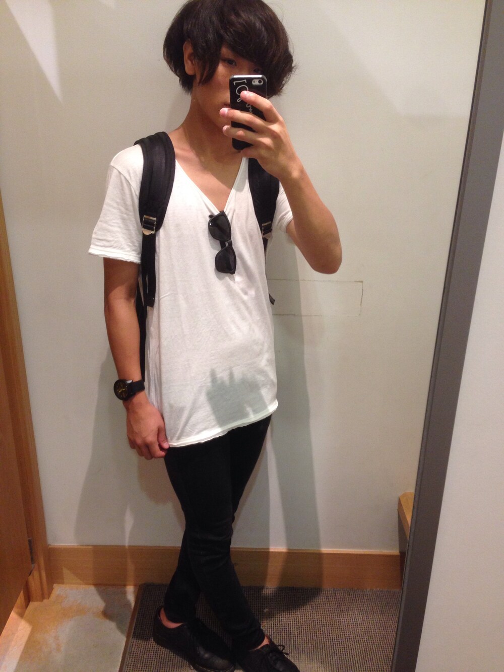 「スキニーパンツ、バックパック、サングラス、Dr.Martens、cheap monday、journal standard」｜「JOURNAL STANDARDのアイテム（Tシャツ/カットソー、ホワイト系）」を使った、こじまともひこさん（メンズ・172cm）の夏コーディネートの1枚目の写真