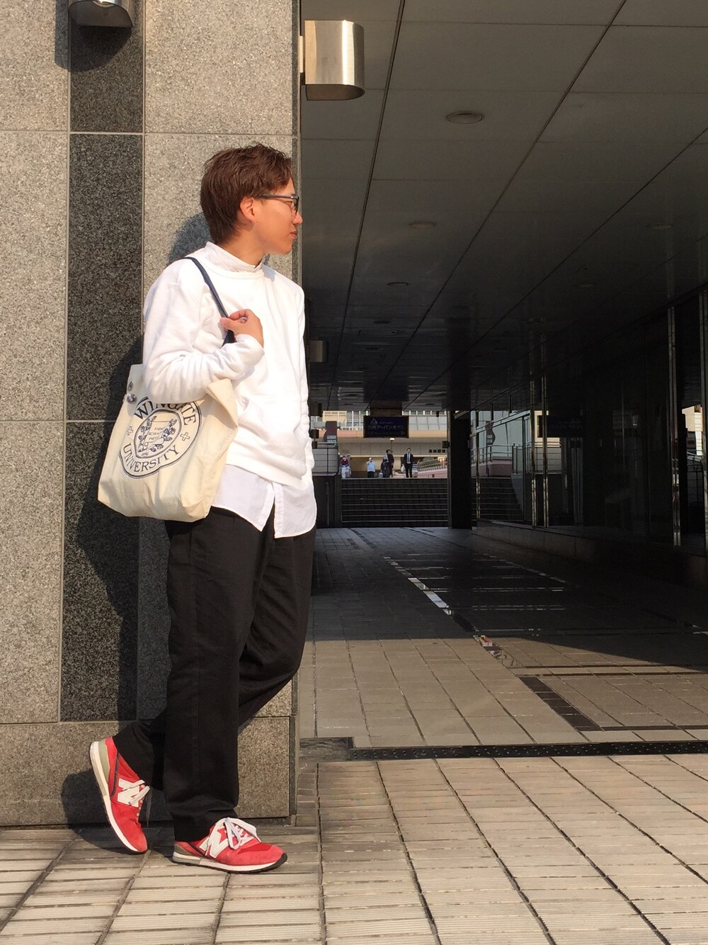 ホワイト系のシャツ/ブラウス、ホワイト系のスウェット、レッド系のスニーカーを着用したメンズの春コーディネートの1枚目の写真