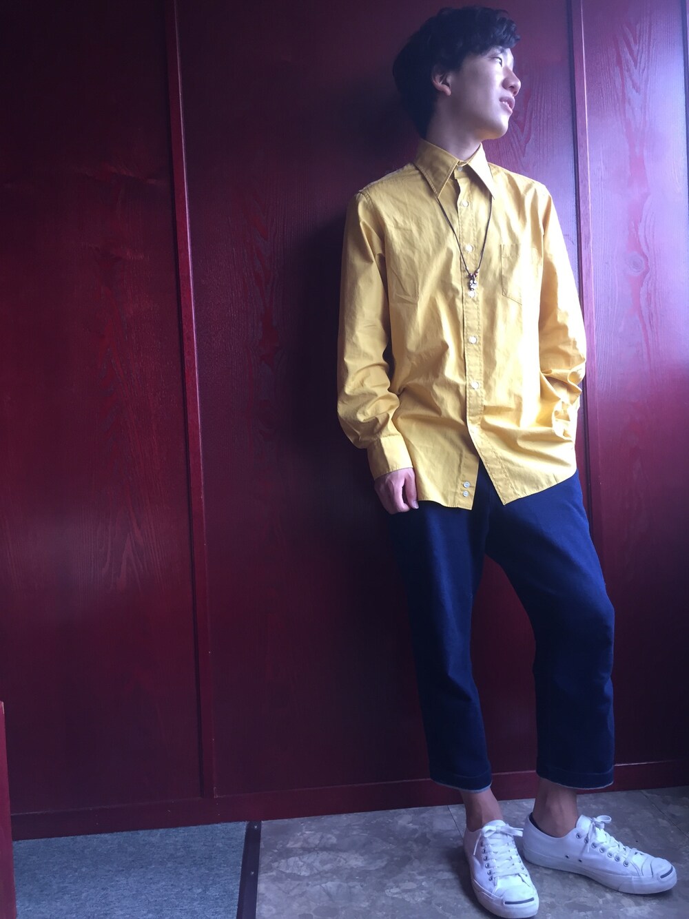 ホワイト系のスニーカー、ブルー系のその他パンツ、イエロー系のシャツ/ブラウスを着用したメンズの春コーディネートの1枚目の写真