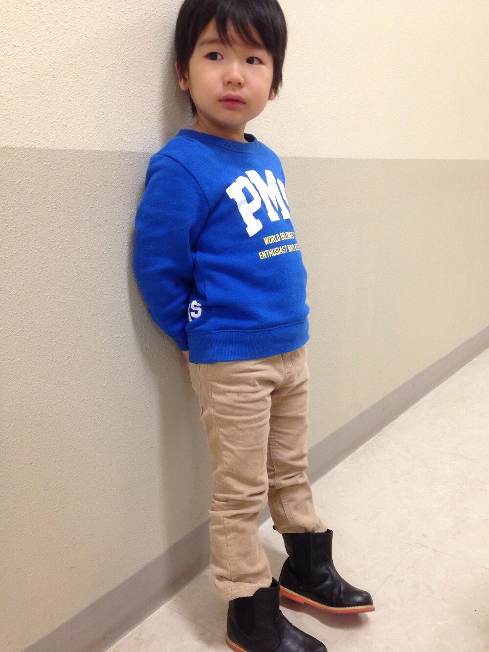 ブラック系のブーツ、ブルー系のスウェットを着用したキッズの冬コーディネートの1枚目の写真