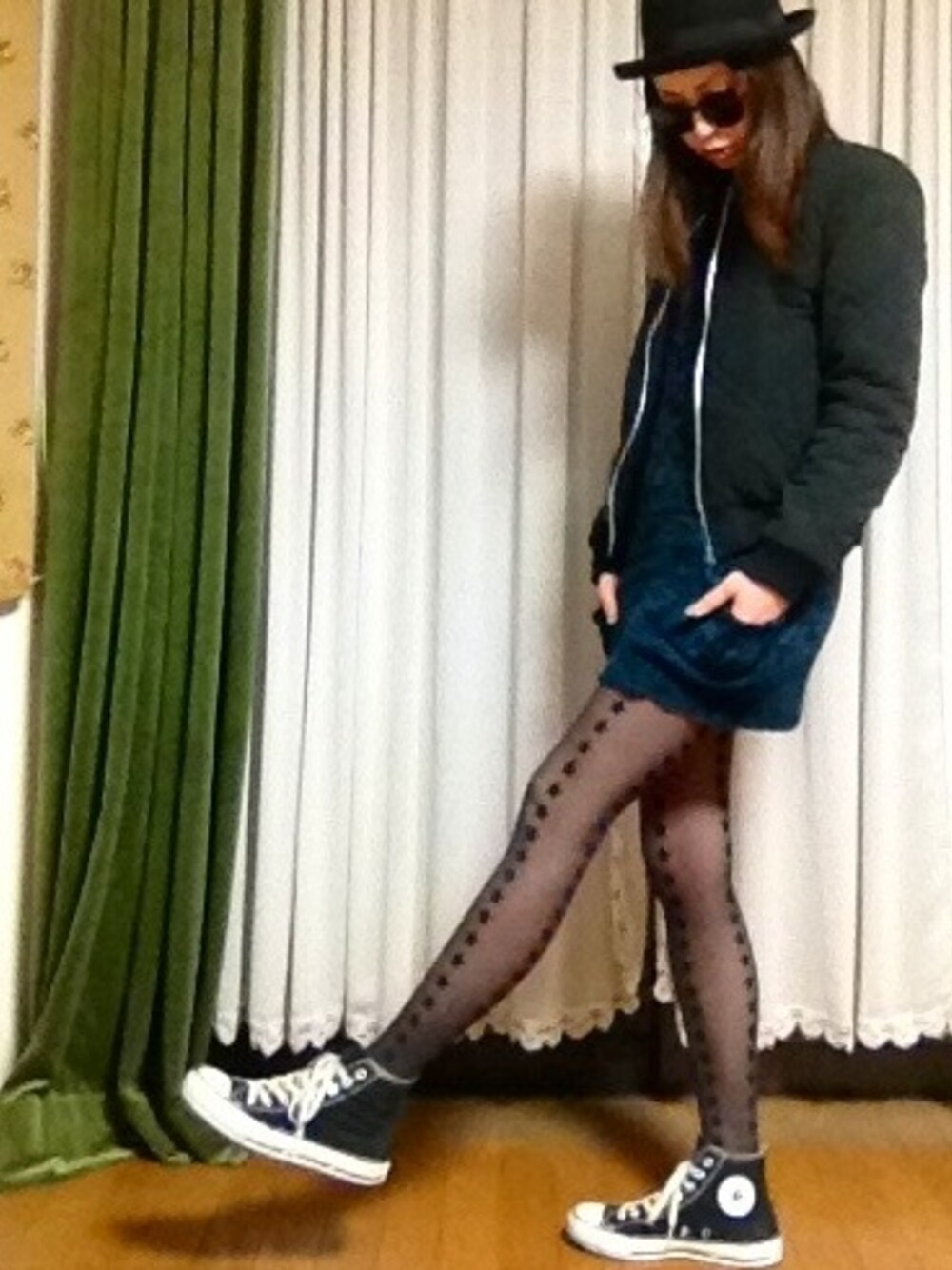 「ニットワンピース、ワンピース×スニーカー、キルティング、MA-1、ボーラーハット、シアータイツ、converse、ハイカットスニーカー、オーバーサイズニット、青ニット」｜「AZUL by moussyのキルティングMA-1（その他アウター、ブラック系）」を使った、Raiさん（レディース・171cm）の秋コーディネートの1枚目の写真