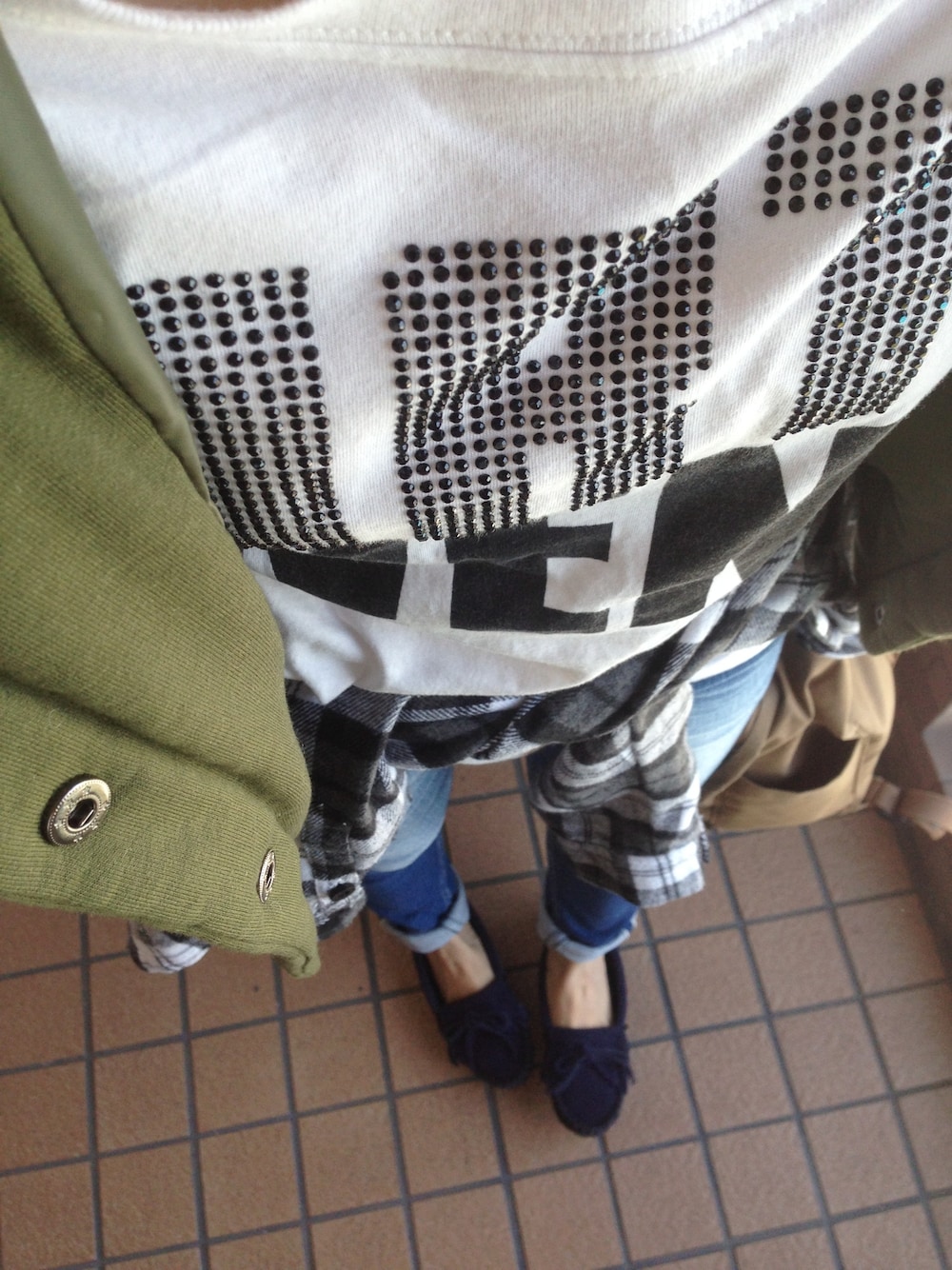 ブルー系のデニムパンツ、グリーン系のバックパック/リュック、ブルー系のモカシン/デッキシューズを着用したレディースの秋コーディネートの1枚目の写真