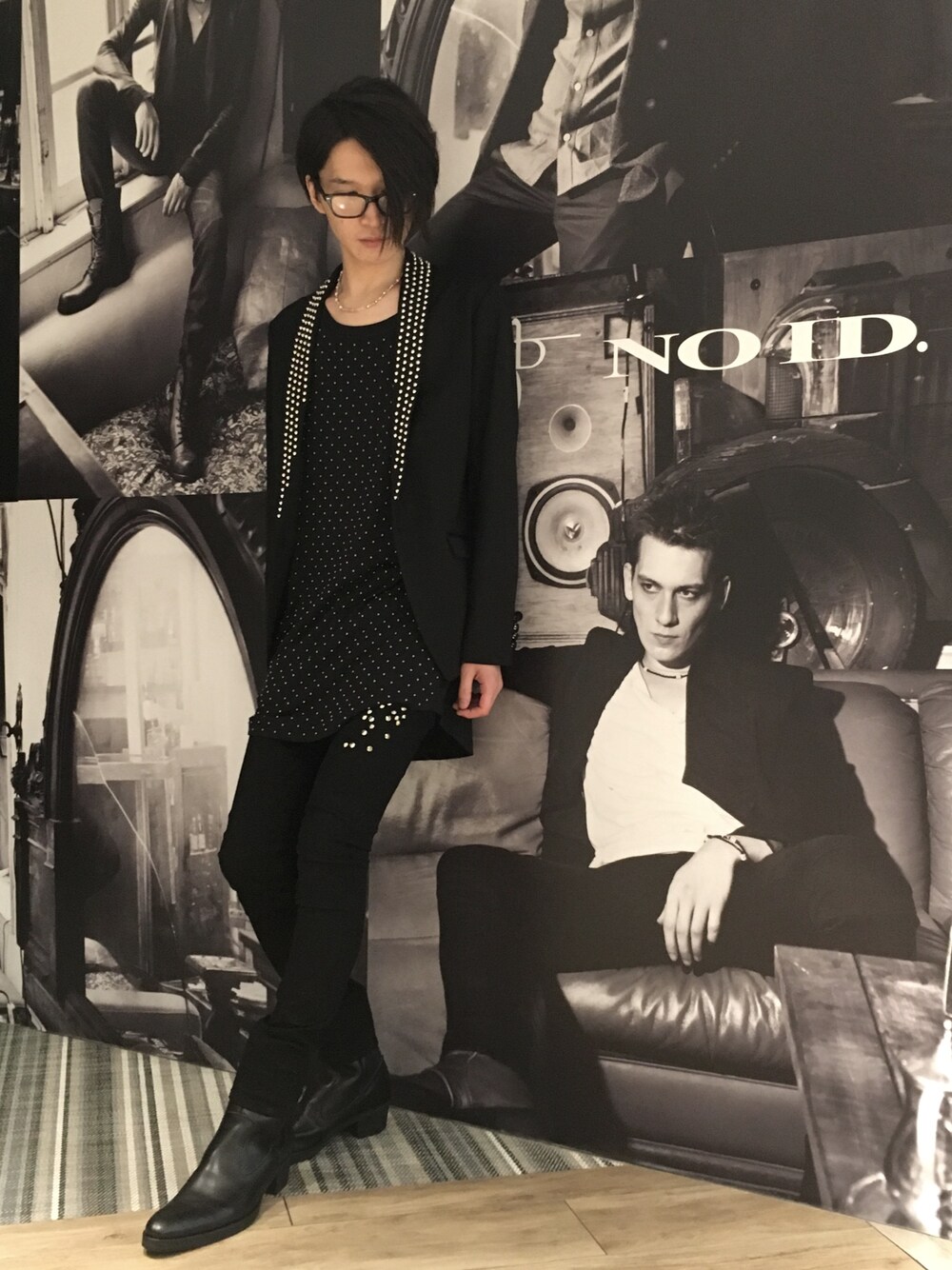 「ブラックコーデ、スタッズ、ブーツ、NO ID.、メガネ男子、新宿、ファッション」｜「NO ID.のmj4077-TRｽﾀｯｽﾞｼｮｰﾙｶﾗｰ1B-JKT ジャケット （テーラードジャケット、ブラック系）」を使った、NO ID. 新宿ルミネエスト店さん（メンズ・175cm）の夏コーディネートの1枚目の写真