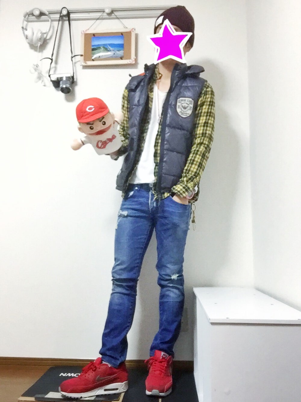 ブルー系のデニムパンツ、レッド系のスニーカー、イエロー系のシャツ/ブラウスを着用したメンズの秋コーディネートの1枚目の写真