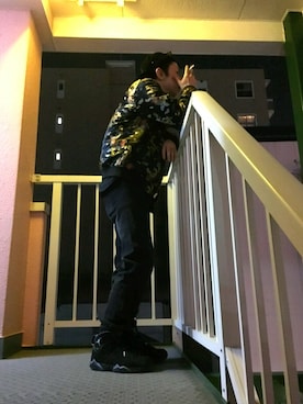 「総柄トップス」｜「アイテム（ナイロンジャケット）」を使った、1+A2さん（メンズ・174cm）の春コーディネート