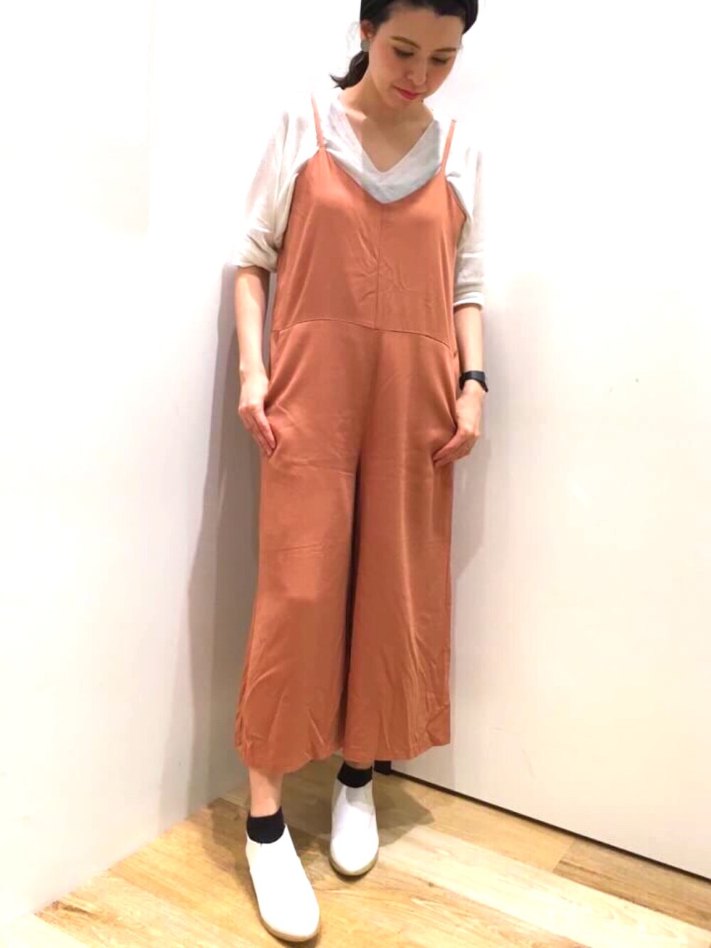 「OZOCのキャミ×ガウチョオールインワン（サロペット/オーバーオール、ブラウン系）」を使った、OZOC_officialさん（レディース）の春コーディネートの1枚目の写真