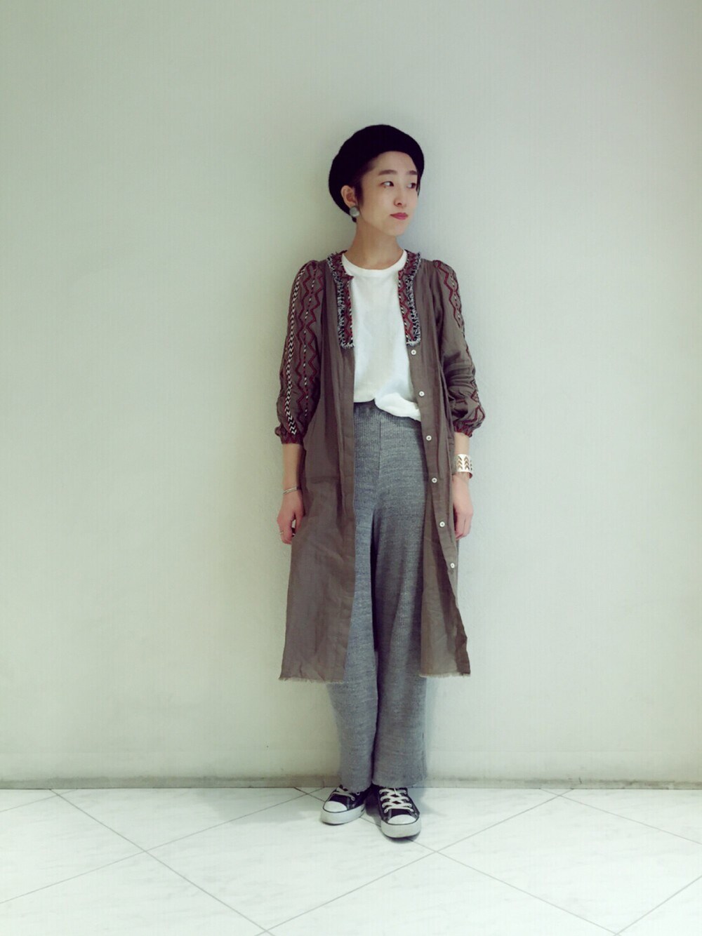 「Another Edition、KIIRA、ワンピース×シャツ、ワンピース カーディガン、Hanes」｜「KIIRAのコットン刺繍スリーブワンピース（ワンピース、グリーン系）」を使った、TASAKI HIROMIさん（レディース・165cm）の春コーディネートの1枚目の写真