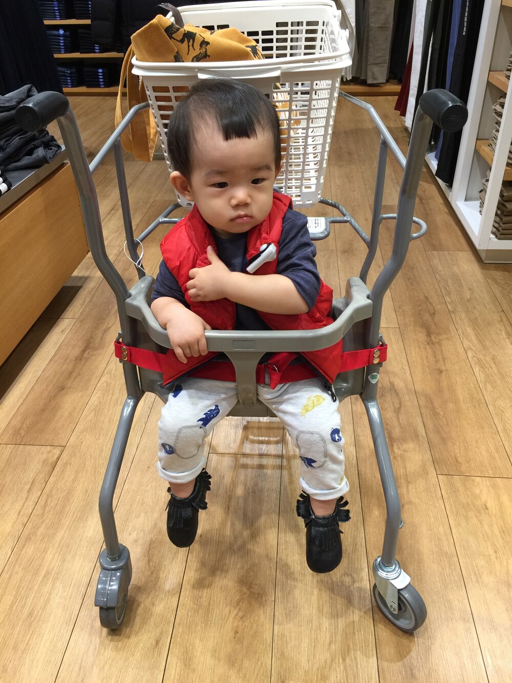 「ショッピング、ユニクロ」｜「UNIQLOのBABY エアテックフルジップベスト＋（その他トップス、レッド系）」を使った、Heaven Taiさん（キッズ・80cm）の冬コーディネートの1枚目の写真