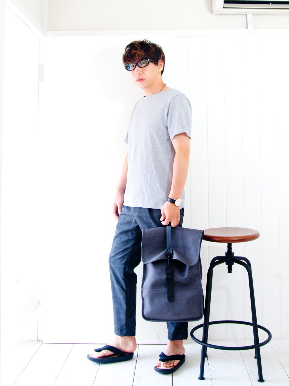 グレー系のTシャツ/カットソー、その他のその他パンツ、その他のバックパック/リュックを着用したメンズの夏コーディネートの1枚目の写真