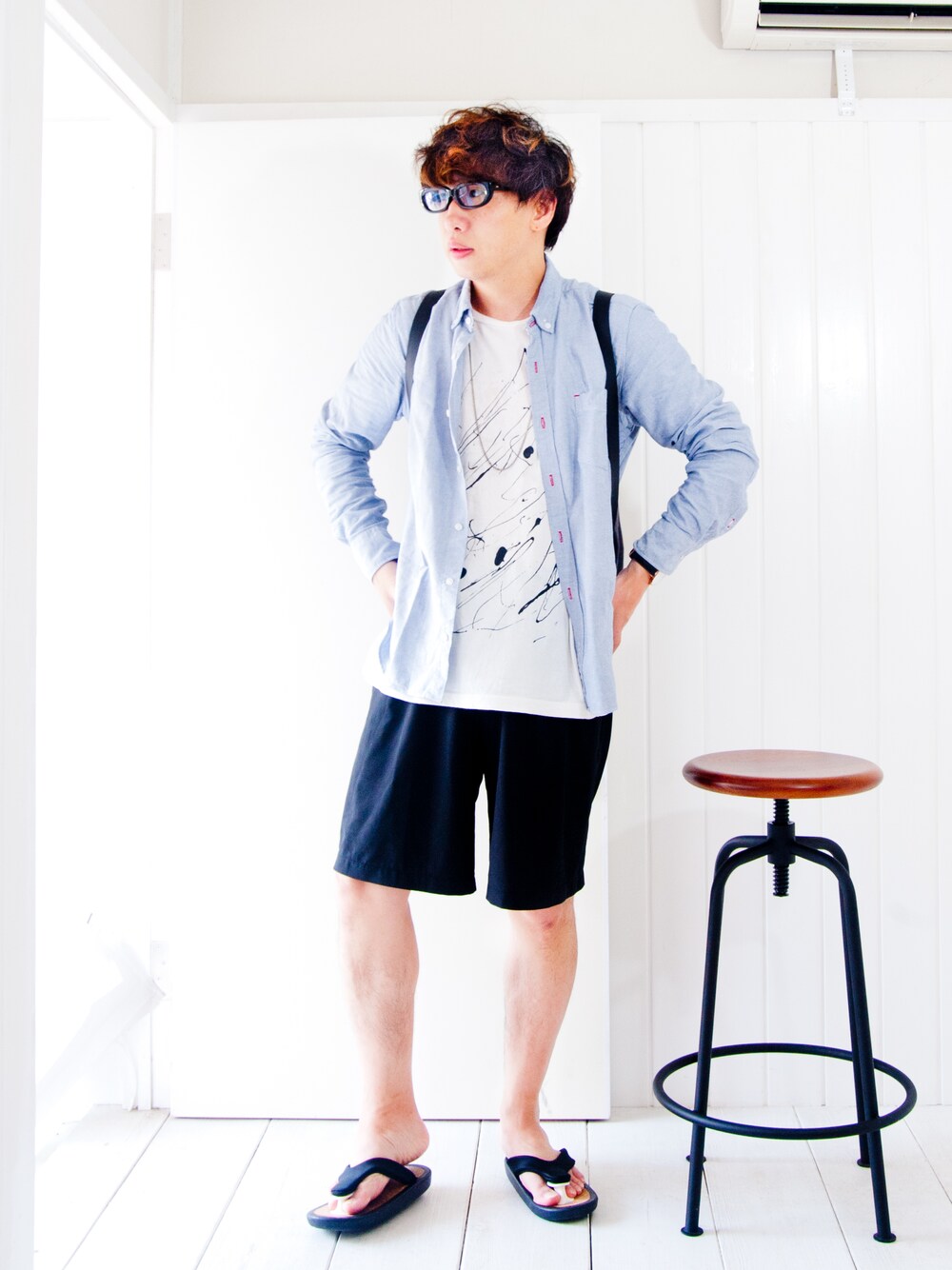 ブルー系のシャツ/ブラウス、ホワイト系のTシャツ/カットソー、ブラック系のその他パンツを着用したメンズの夏コーディネートの1枚目の写真