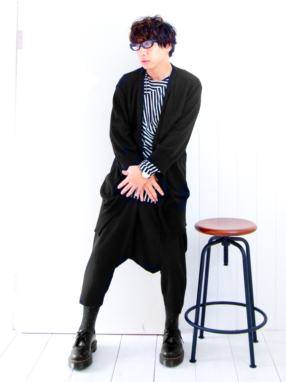 ブラック系のカーディガン/ボレロ、ブラック系のTシャツ/カットソー、ブラック系のその他パンツを着用したメンズの秋コーディネートの1枚目の写真