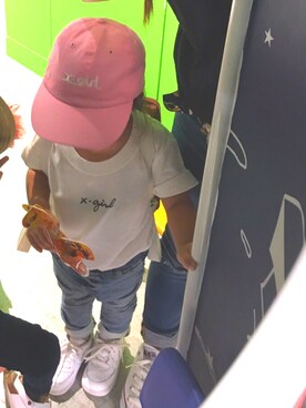 「X-girl Stages（エックスガールステージス）のS/S TEE CURSIVE LOGO(4T～7T)（Tシャツ/カットソー、ホワイト系）」を使った、Lily♡さん（キッズ・90cm）の夏コーディネート