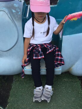 「X-girl Stages（エックスガールステージス）のLOGO COTTON CAP（キャップ、ピンク系）」を使った、Lily♡さん（キッズ・90cm）の秋コーディネート