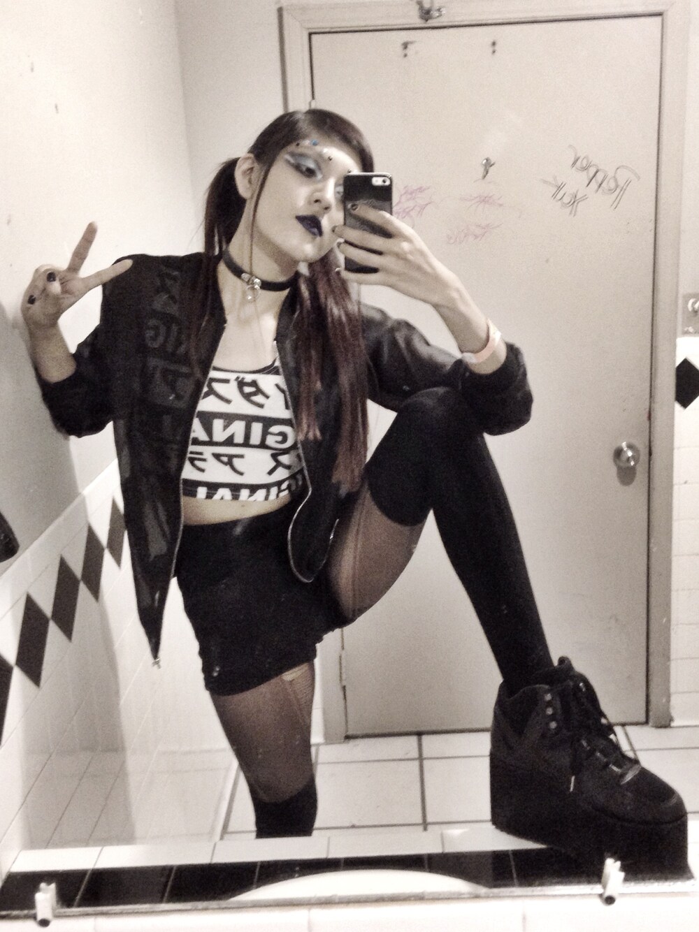 「ootd、outfit、CLUB FASHION、Kawaii、japanese、black、black and white、monochrome」｜「FOREVER 21のアイテム（パンツ、ブラック系）」を使った、Betty Ag Schumacher さん（レディース・178cm）の秋コーディネートの1枚目の写真