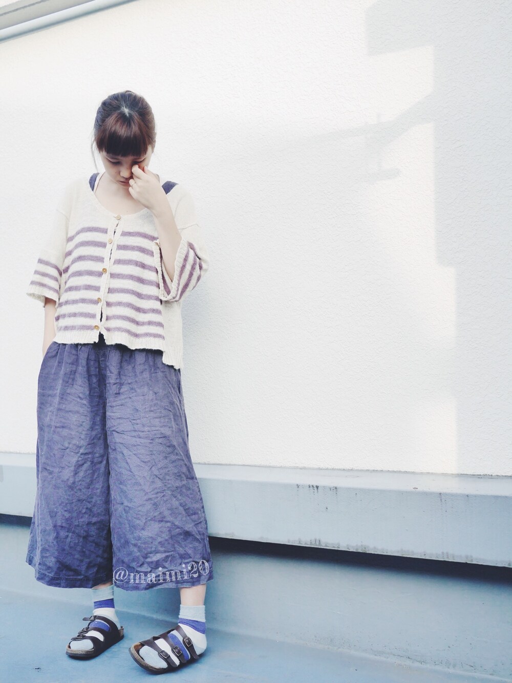 パープル系のニット/セーター、ブルー系のサロペット/オーバーオール、ブラウン系のサンダルを着用したレディースの夏コーディネートの1枚目の写真