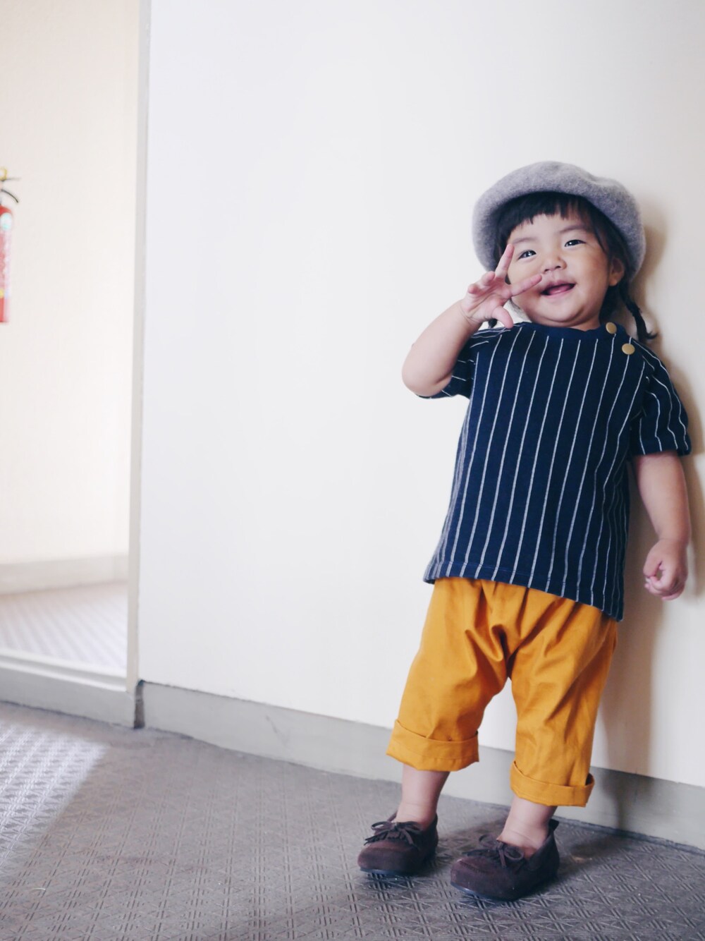 「ラブ＆ピース2016、秋のコーデ、むすめ服、むすめコーデ、娘コーデ、女の子、1歳」｜「URBAN RESEARCH DOORS KIDSのアイテム（ハンチング/ベレー帽、グレー系）」を使った、まいみさん（キッズ・80cm）の秋コーディネートの1枚目の写真