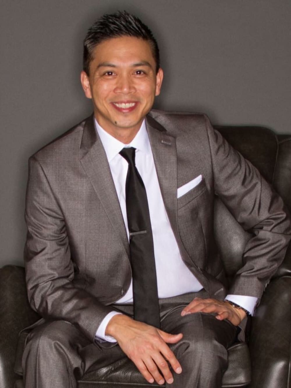「Austin、business、classic」｜「Kenneth Coleのアイテム（スーツジャケット、グレー系）」を使った、RamilR3yさん（メンズ・173cm）の秋コーディネートの1枚目の写真