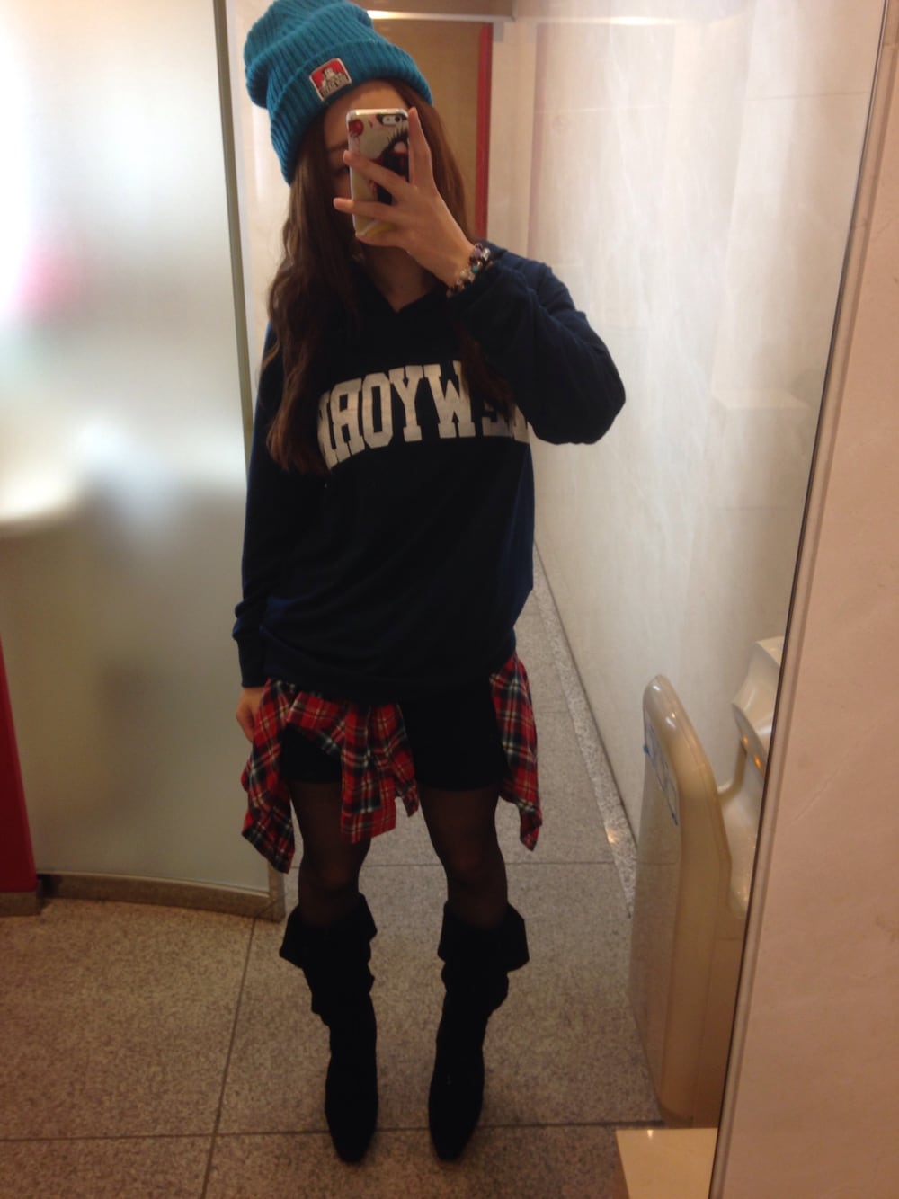 ブルー系のパーカー、ブラック系のその他パンツ、ブルー系のニットキャップ/ビーニーを着用したレディースの冬コーディネートの1枚目の写真