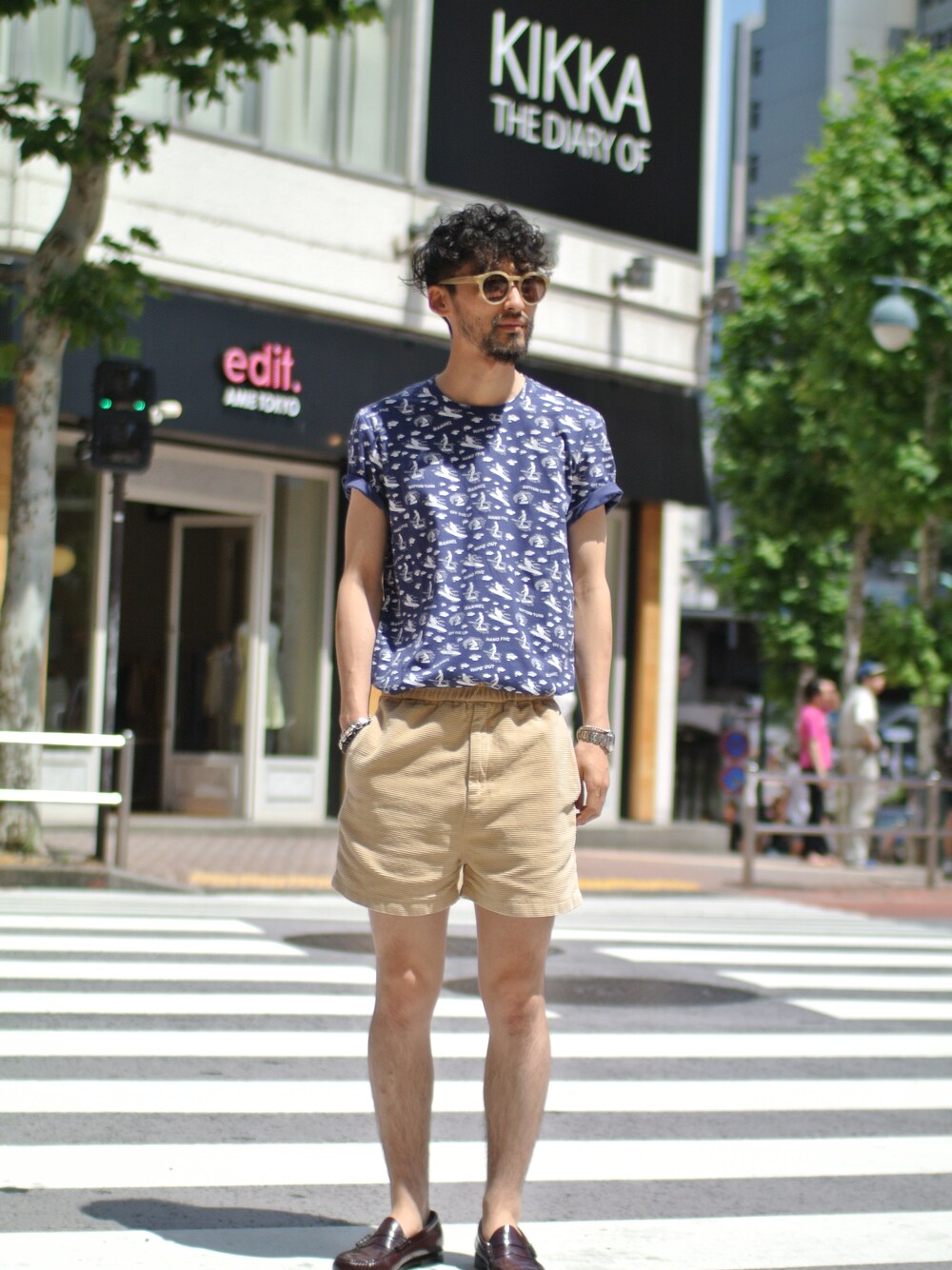 「コーデュロイ、Tシャツ、summer、サーフ、タックイン、総柄トップス、Time is on、spitfiresunglasses、Cuisse de Grenouille、 bass」｜「Time is onのCorduroy Shorts（その他、その他）」を使った、Timeisonさん（メンズ・178cm）の春コーディネートの1枚目の写真