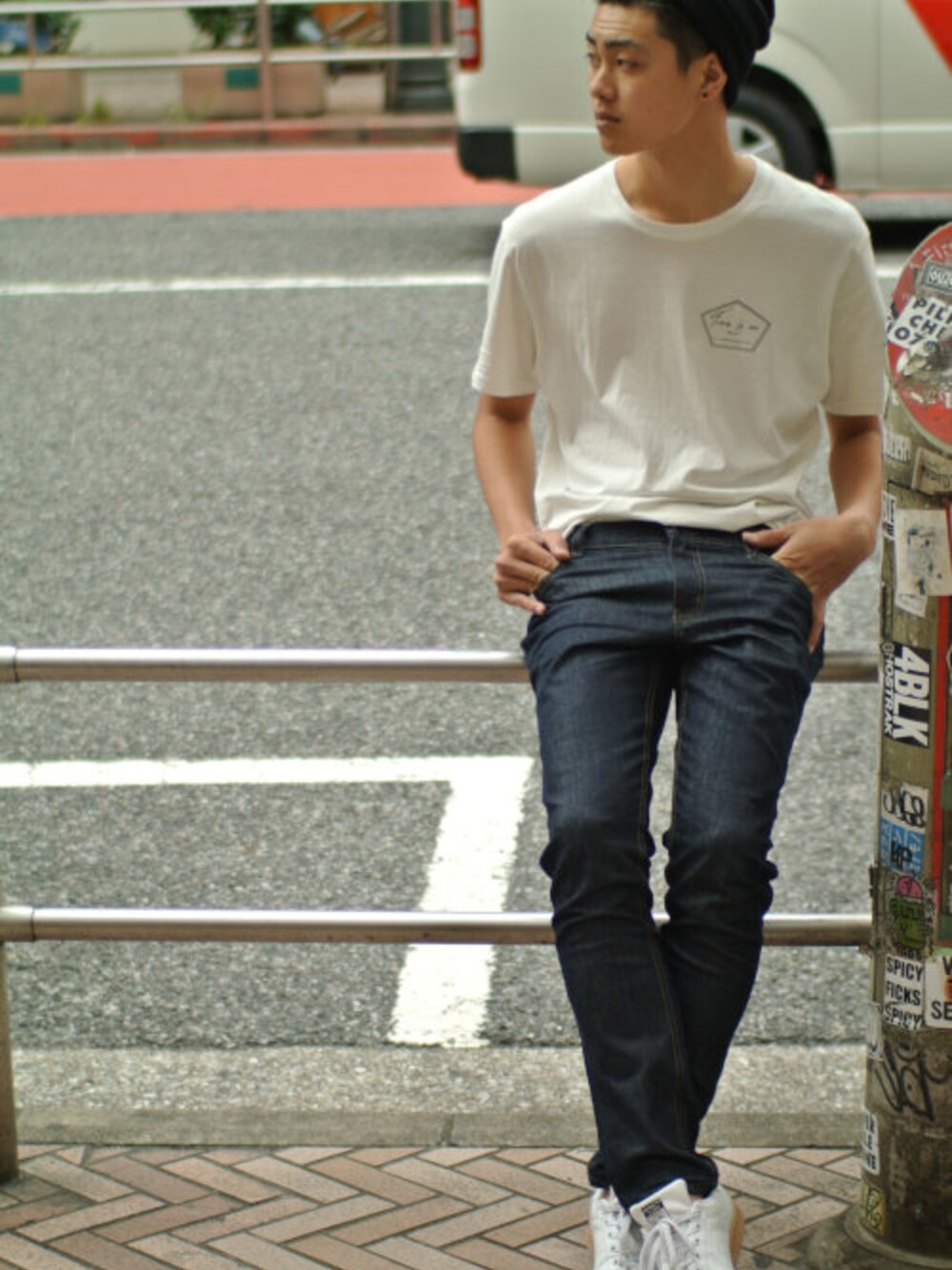 「adidas、cheap monday、timeison、adidas originals、stan smith、indigo、Time is on」｜「Time is onの【Pointed Logo TEE】（その他、その他）」を使った、Timeisonさん（メンズ・178cm）の夏コーディネートの1枚目の写真