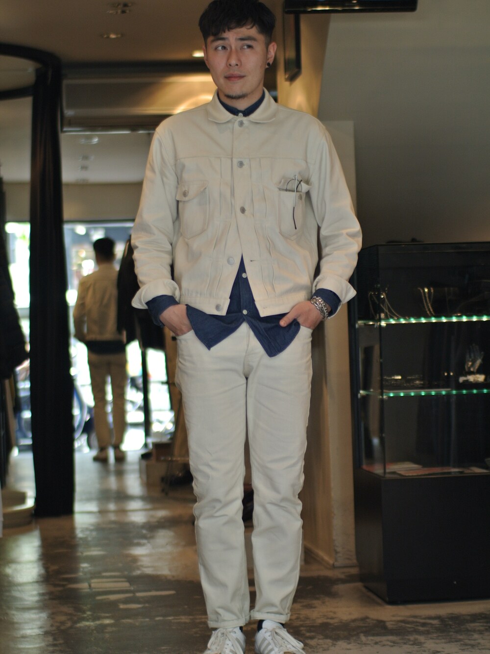 「denim、ALLWHITE、timeison、sneakers、Time is on」｜「Time is onの【TWILL WEAVE JACKET】（その他、その他）」を使った、Timeisonさん（メンズ・175cm）の冬コーディネートの1枚目の写真
