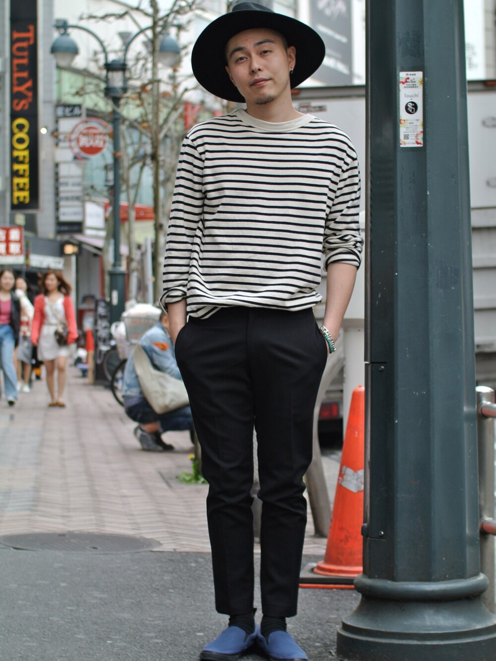 「カジュアル、ラクチンコーデ、大人カジュアル、スニーカー、Tシャツ、Time is on、cheap monday、Slip-On、スリップオン」｜「Time is onの【MOUNTAIN HAT】（アクセサリー、その他）」を使った、Timeisonさん（メンズ・175cm）の春コーディネートの1枚目の写真