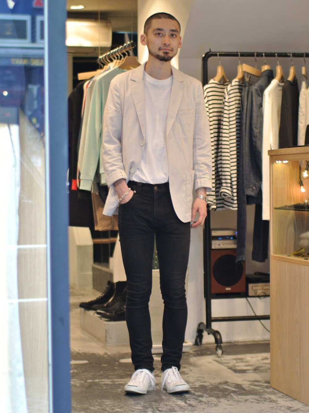 「converse、timeison、モード、ootd、黒スキニー、白Tシャツ、jack purcell、サマージャケット、Time is on」｜「Time is onの【COTTON SUMMER JACKET】（アクセサリー、その他）」を使った、Timeisonさん（メンズ・177cm）の春コーディネートの1枚目の写真
