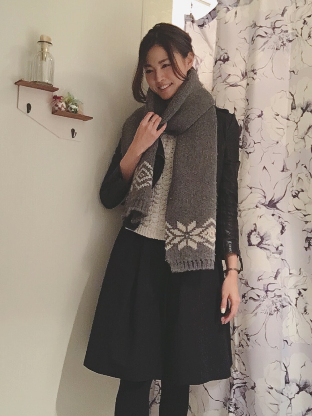 「革ジャン、シンプル、ニット、ノースリーブニット、マフラーぐるぐる、マフラー、北海道、スカート、スカートスタイル、モンクレール」｜「TOMORROWLAND のアイテム（ニット/セーター、ホワイト系）」を使った、このみさん（レディース・165cm）の秋コーディネートの1枚目の写真