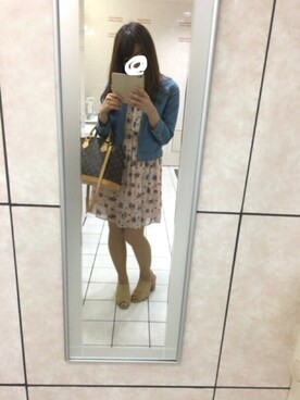 「ノーカラー」｜「アイテム（デニムジャケット）」を使った、しをりさん（レディース・153cm）の春コーディネート