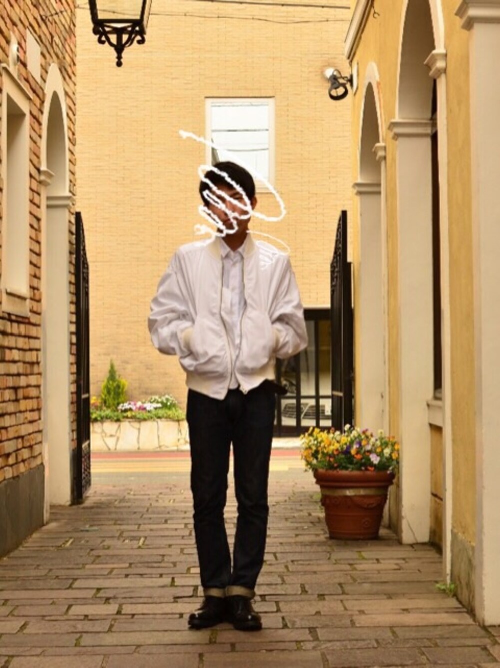「ACNE、A.P.C.、ホワイト、MA-1、Martin Margiela、白シャツ」｜「Acne Studiosのアイテム（ミリタリージャケット、ホワイト系）」を使った、ASUさん（メンズ・170cm）の春コーディネートの1枚目の写真