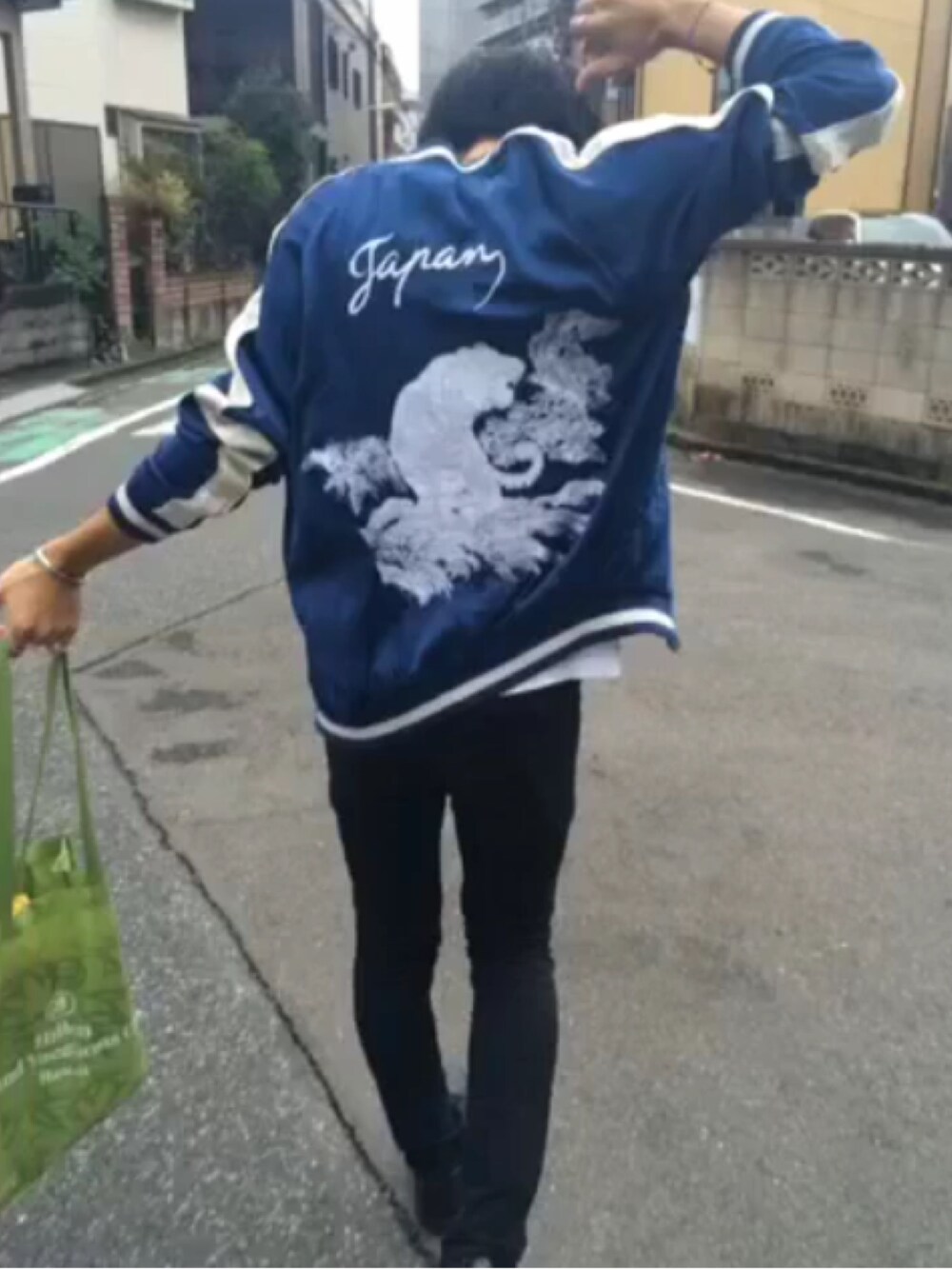 「スカジャン、Saint Laurent、saint laurent paris、スキニーデニム、スキニーパンツ、ブラック」｜「MIDWESTのアイテム（スタジャン、ブルー系）」を使った、ASUさん（メンズ・170cm）の秋コーディネートの1枚目の写真
