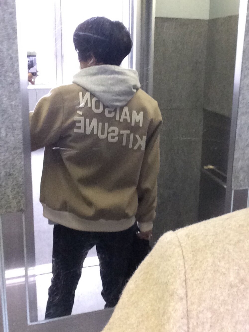 「kitsune、スタジャン、winter、saint laurent paris、サンローランパリ、ACNE、スキニーデニム、パーカー」｜「Maison Kitsuneのアイテム（スタジャン、ベージュ系）」を使った、ASUさん（メンズ・170cm）の冬コーディネートの1枚目の写真