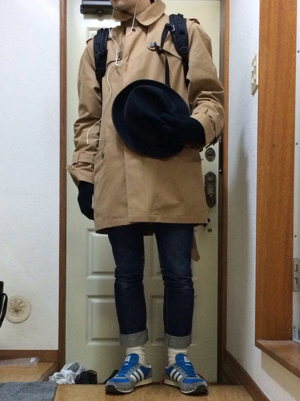 「トレンチコート、バックパック、中折れハット」｜「BROOKS BROTHERSのDrill Twill Split Raglan Sleeve Coat（ステンカラーコート、ベージュ系）」を使った、taaarumizuさん（メンズ・168cm）の冬コーディネートの1枚目の写真