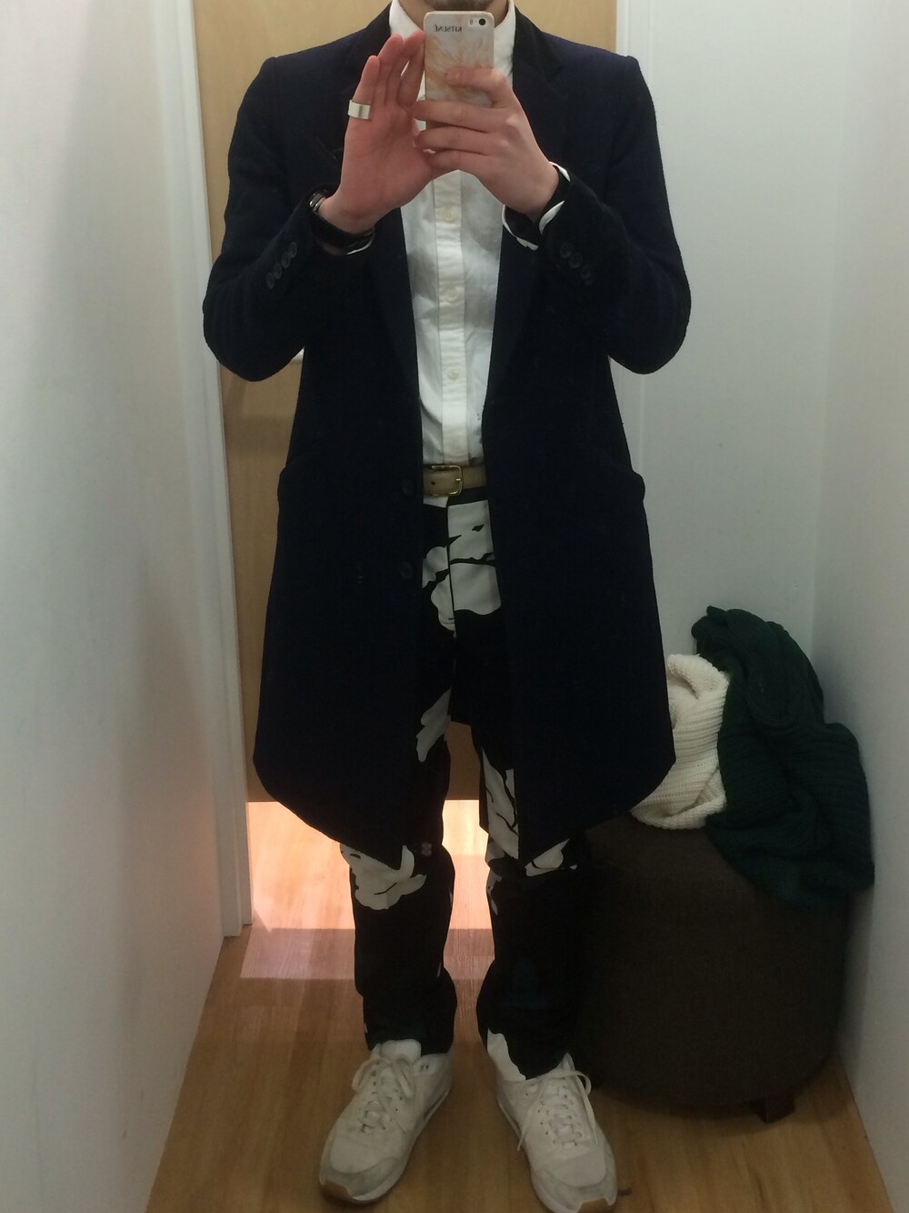 「柄パンツ、花柄、白スニーカー」｜「COSMIC WONDER Light SourceのOXFORD SHIRT（シャツ/ブラウス、ホワイト系）」を使った、taaarumizuさん（メンズ・168cm）の冬コーディネートの1枚目の写真