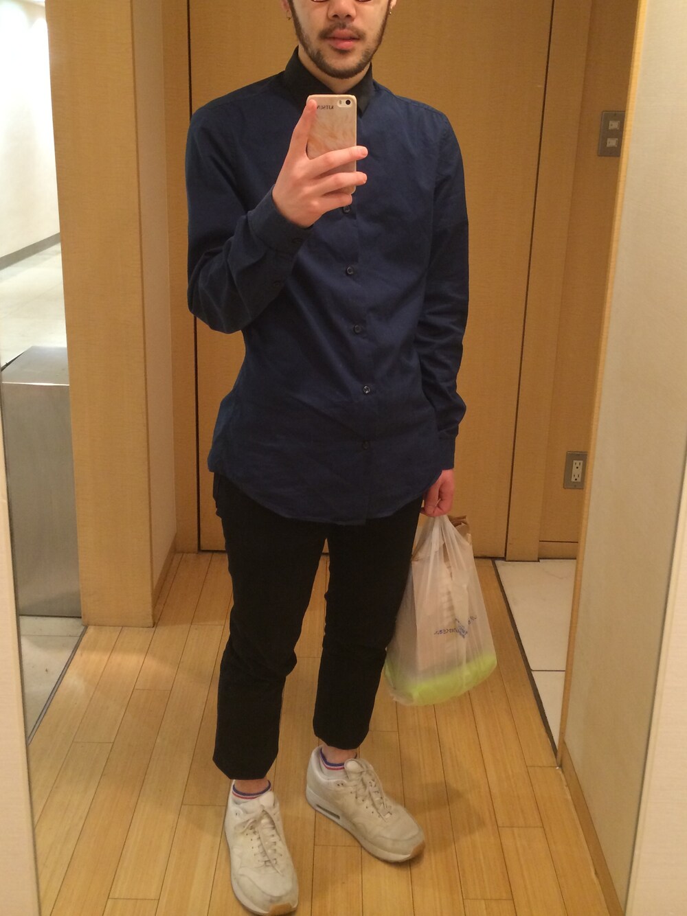 「NIKE、H&M、A.P.C.、AIR MAX」｜「NIKEの店舗限定 ナイキ エアマックス プレミアムテープ モノトーン 蓄光 リフレクター アニマル柄 NIKE AIR MAX 1 PRM TAPE 599514（スニーカー、ホワイト系）」を使った、taaarumizuさん（メンズ・168cm）の春コーディネートの1枚目の写真