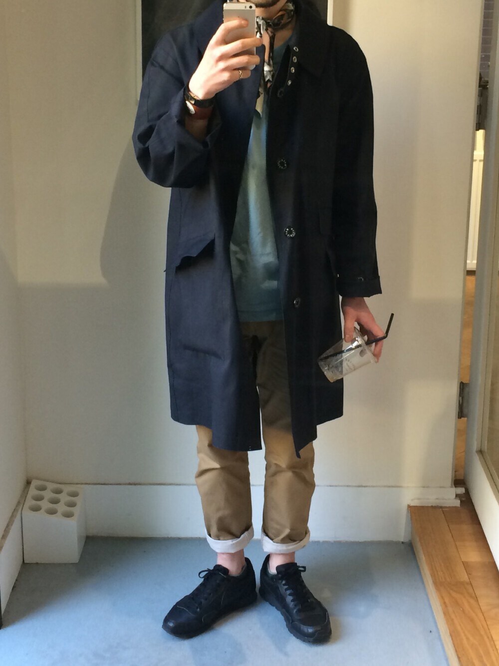 「MARNI、MACKINTOSH、ゴム引きコート、NIKE、PORTER×MARNI、CABANE de ZUCCa、スカーフ、Hanes」｜「CABANE de ZUCCaのCHEWING GUM L.V（アナログ腕時計、ブラック系）」を使った、taaarumizuさん（メンズ・168cm）の春コーディネートの1枚目の写真