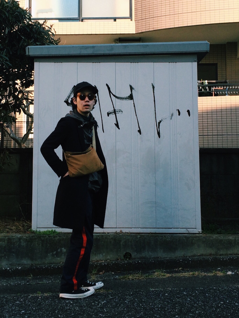 「PORTER、converse、jack purcell、supreme、軍パン、uu、sacai、アノラックパーカー」｜「PORTERのPORTER COPPI SACOSH <B印 YOSHIDA SELECT>（ショルダーバッグ、ベージュ系）」を使った、taaarumizuさん（メンズ・165cm）の冬コーディネートの1枚目の写真