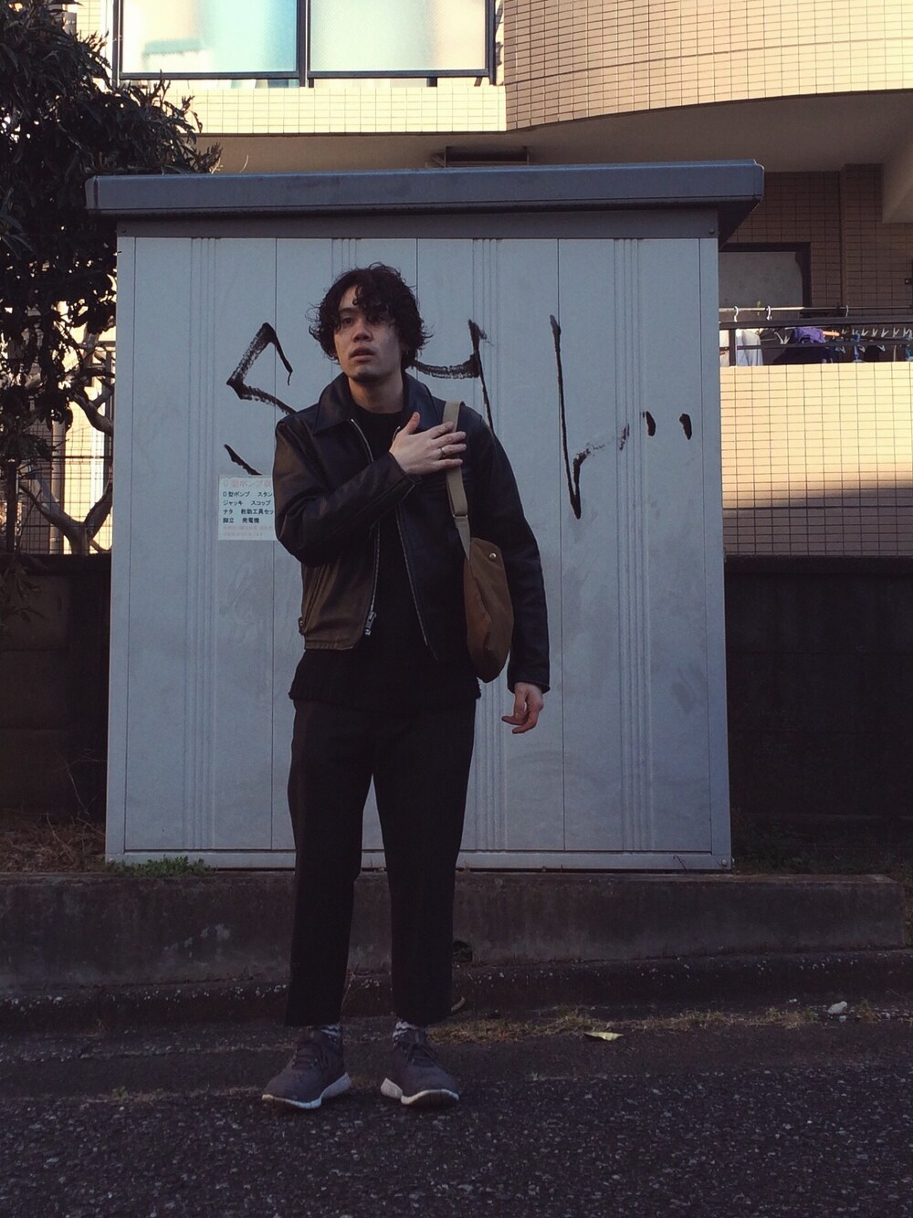 「レザージャケット、グレーパンツ、スラックス、ドラフトBY、柄ソックス、モノトーン」｜「PORTERのPORTER COPPI SACOSH <B印 YOSHIDA SELECT>（ショルダーバッグ、ベージュ系）」を使った、taaarumizuさん（メンズ・165cm）の春コーディネートの1枚目の写真