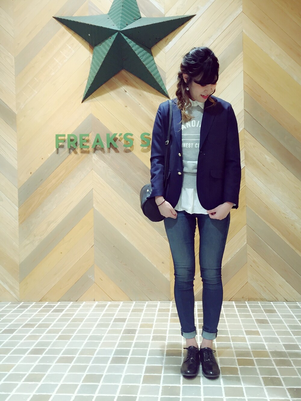 ブルー系のテーラードジャケット、ホワイト系のシャツ/ブラウス、グレー系のスウェットを着用したレディースの春コーディネートの1枚目の写真