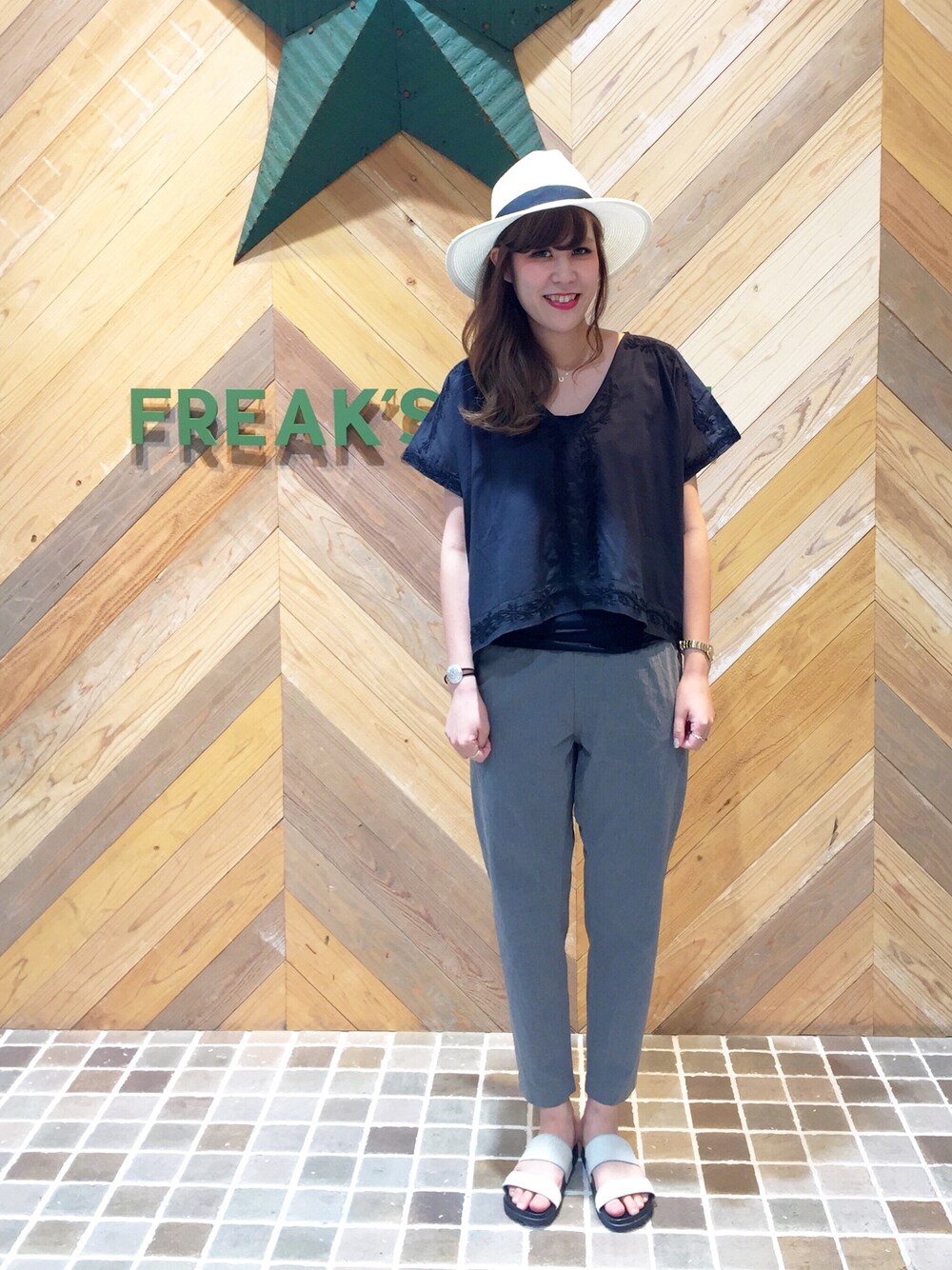 「FREAK’Ｓ STORE、フリークスストア、モノトーンコーデ、テーパードパンツ、フィルメランジェ、刺繍ブラウス、ツバ広ハット」｜「FREAK'S STOREのアイテム（トップス、ブラック系）」を使った、ささきあいさん（レディース・170cm）の夏コーディネートの1枚目の写真