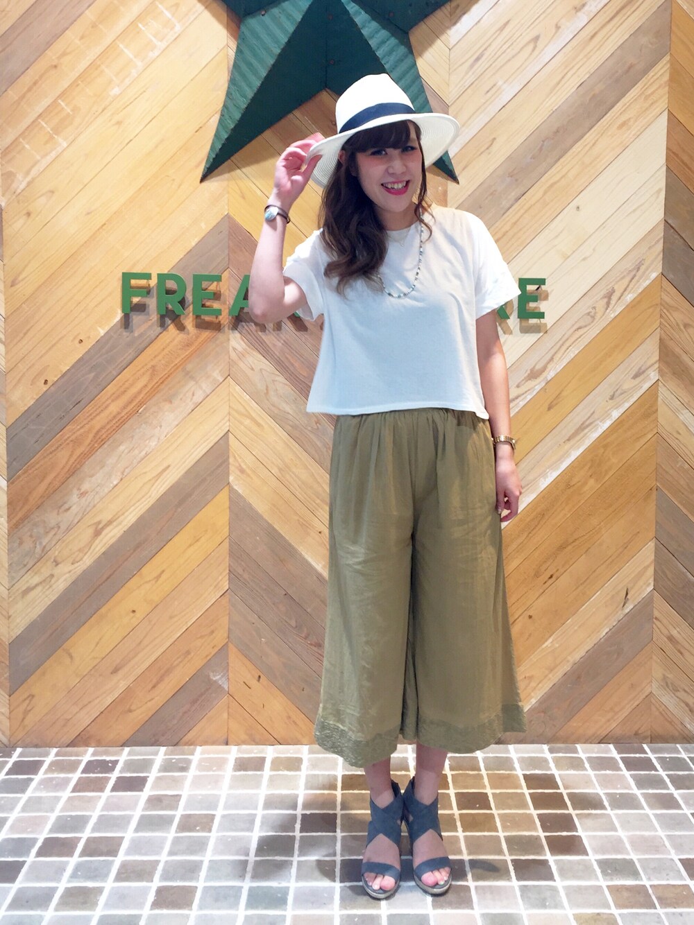 「FREAK’Ｓ STORE、フリークスストア、ゆるコーデ、刺繍、白Tシャツ、ウェッジソール、サンダル、ツバ広ハット、ネックレス」｜「FREAK'S STOREのドロップショルダーTシャツ          （Tシャツ/カットソー、ホワイト系）」を使った、ささきあいさん（レディース・170cm）の夏コーディネートの1枚目の写真