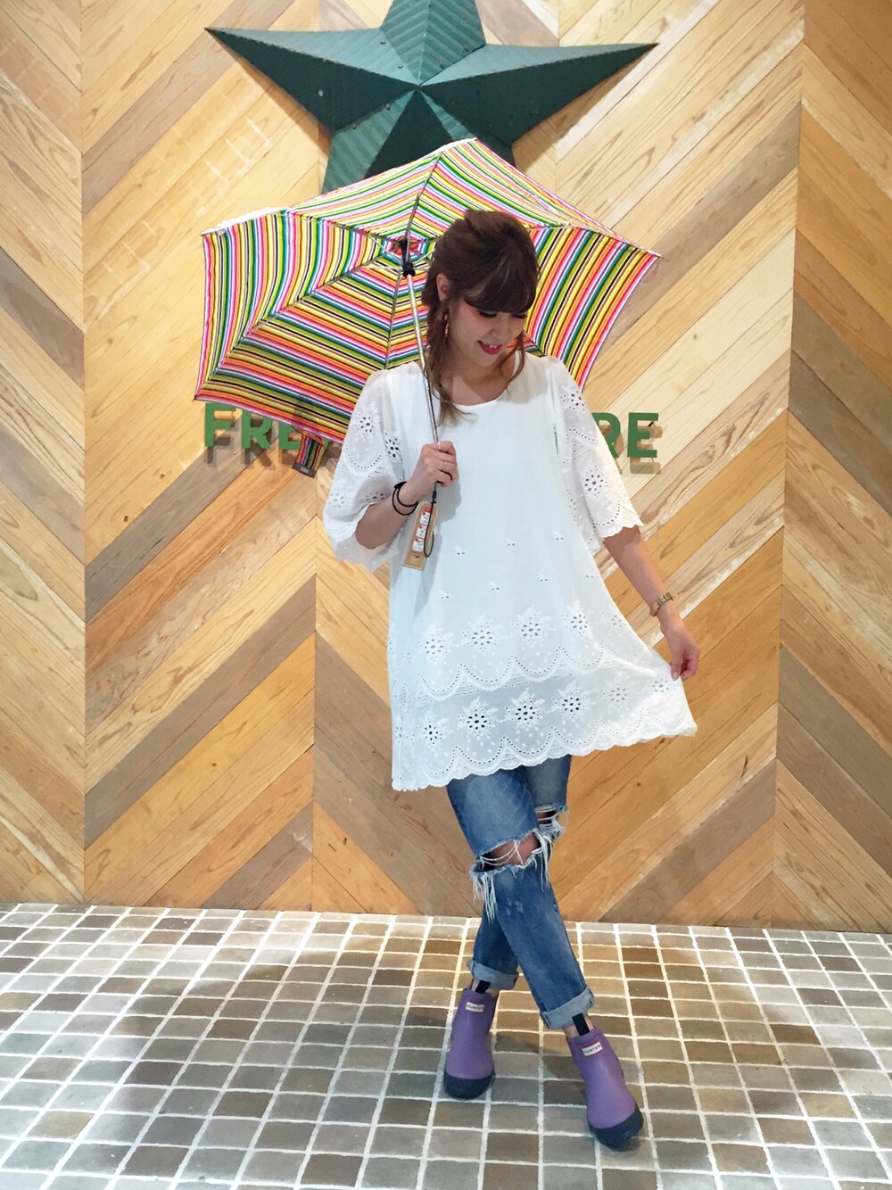 「FREAK’Ｓ STORE、フリークスストア、レースワンピース、ダメージデニムパンツ、レインシューズ、ハンター、雨の日コーデ、傘、編み込みヘア」｜「FREAK'S STOREのレースワンピース（ワンピース、ホワイト系）」を使った、ささきあいさん（レディース・170cm）の夏コーディネートの1枚目の写真