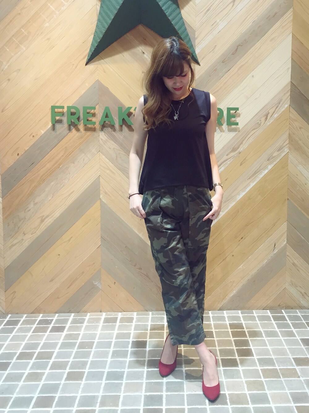 「FREAK’Ｓ STORE、フリークスストア、無地T、ノースリーブ、カモフラ、パンツスタイル、Americana 、ヒール」｜「FREAK'S STOREのノースリーブTシャツ                     （Tシャツ/カットソー、ブラック系）」を使った、ささきあいさん（レディース・170cm）の夏コーディネートの1枚目の写真