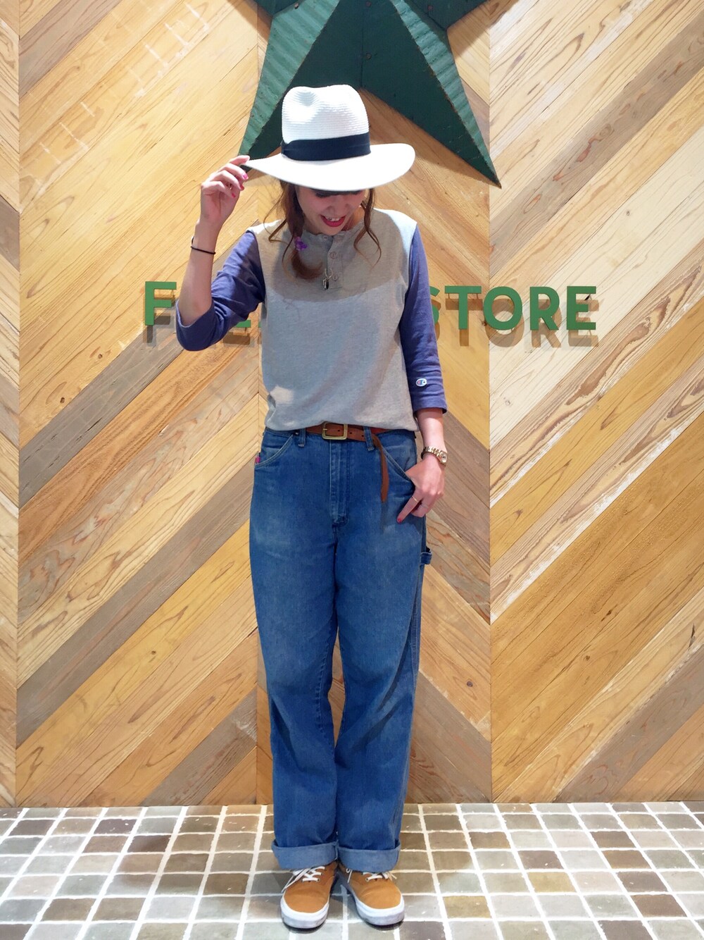 「FREAK’Ｓ STORE、フリークスストア、ラグランTシャツ、Champion、デニム、ペインターパンツ、VANS、ツバ広ハット、ハット」｜「ChampionのChampion/チャンピオン　4/3 SLEEVE HENRY NECK BASEBALL T-SHIRTS（Tシャツ/カットソー、ブルー系）」を使った、ささきあいさん（レディース・170cm）の夏コーディネートの1枚目の写真