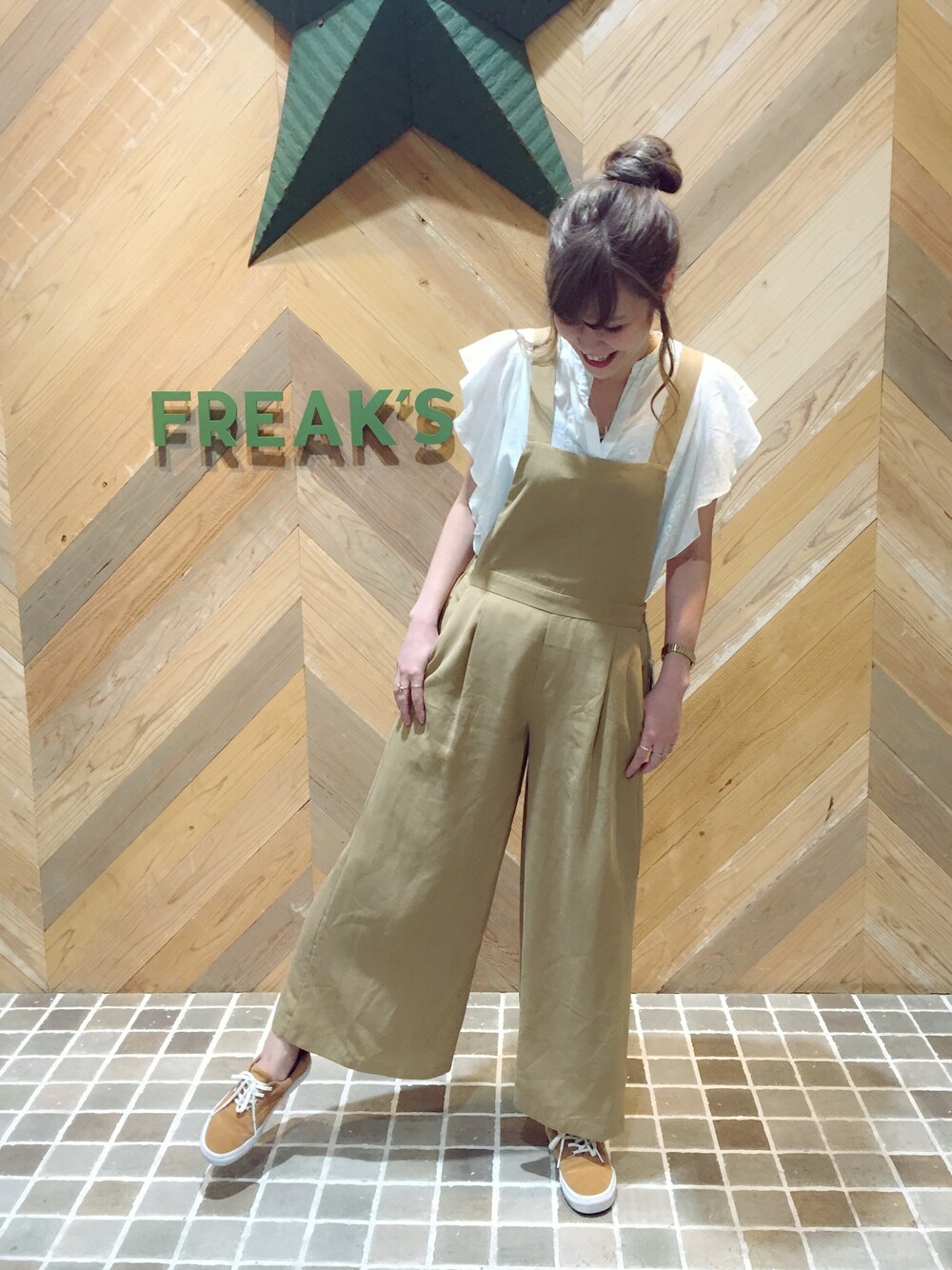 「FREAK’Ｓ STORE、フリークスストア、オールインワン、レーストップス、白、VANS、おだんごヘアー、ゆるコーデ」｜「FREAK'S STOREのワイドパンツオーバーオール　　　　　           （サロペット/オーバーオール、ブラウン系）」を使った、ささきあいさん（レディース・170cm）の夏コーディネートの1枚目の写真